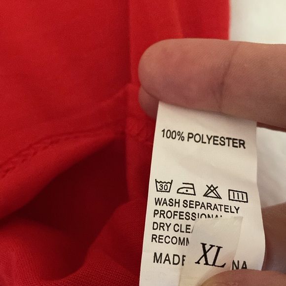 NEW Red ❤️ T-Shirt “Future belongs to Women” Chinese Characters Size XL - Picture 4 of 7